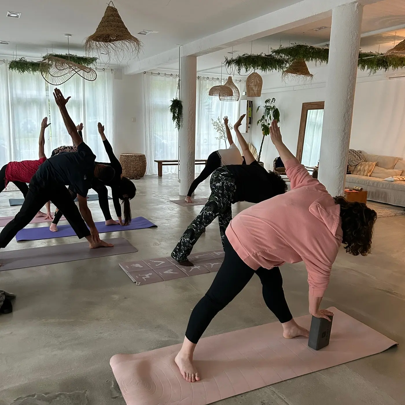 Groupe d'élèves en posture pendant un cours de Hatha Yoga à Tarnos