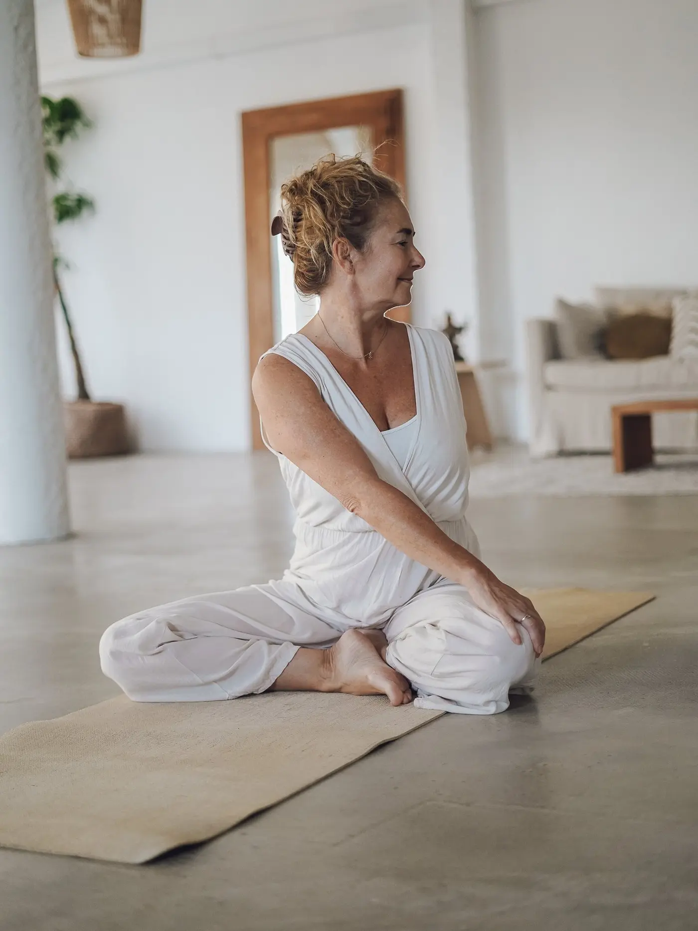 Isabelle Casamayou, professeure de Hatha Yoga à Tarnos, assise en posture sur son tapis