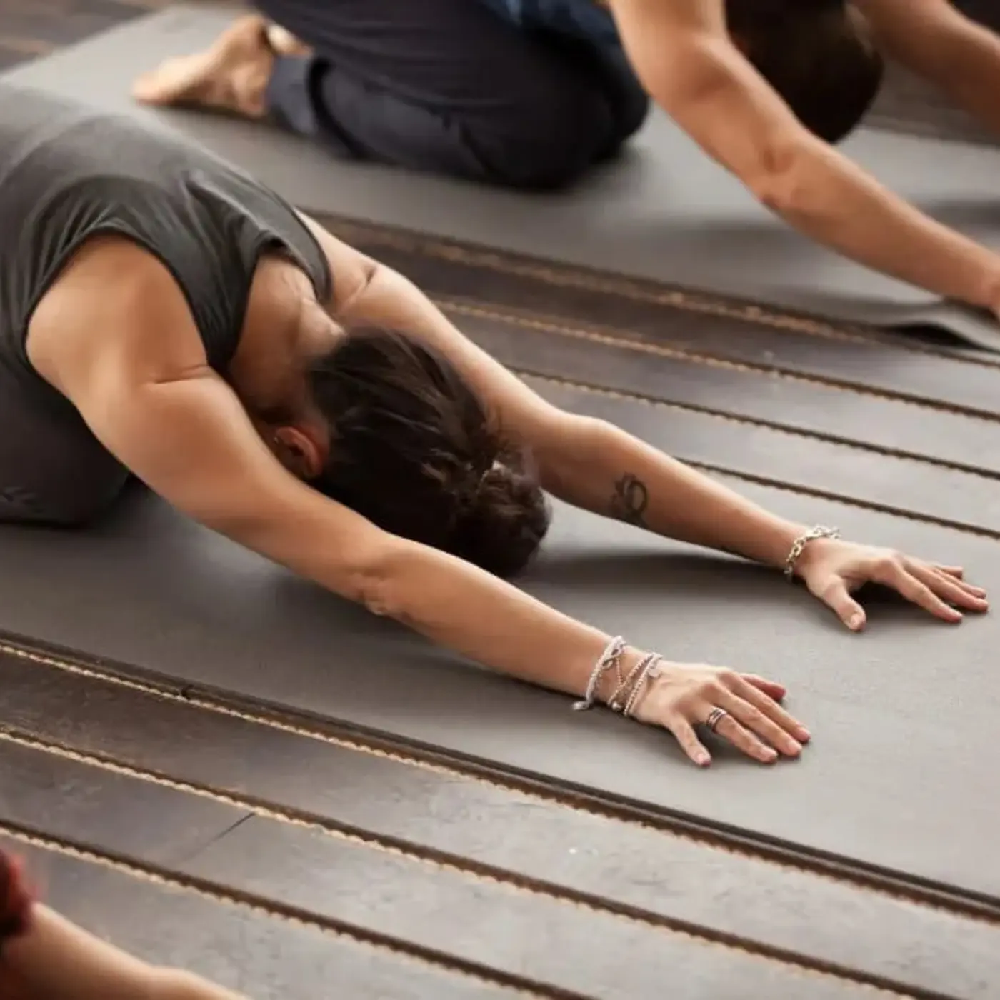 Posture de l'enfant en fin de cours de yoga, moment de relaxation