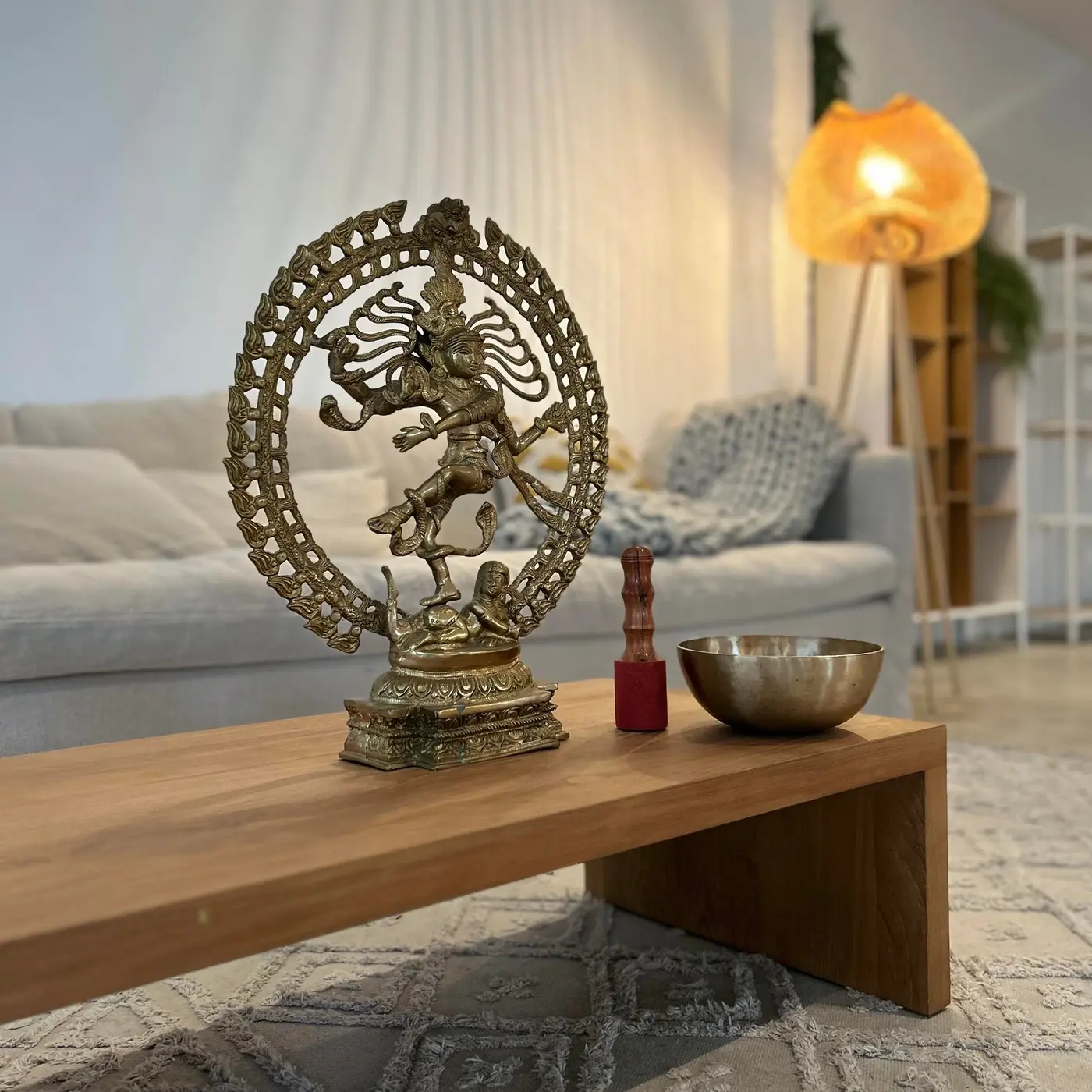 Statue de Shiva Nataraja et bol chantant dans le studio de yoga de Tarnos