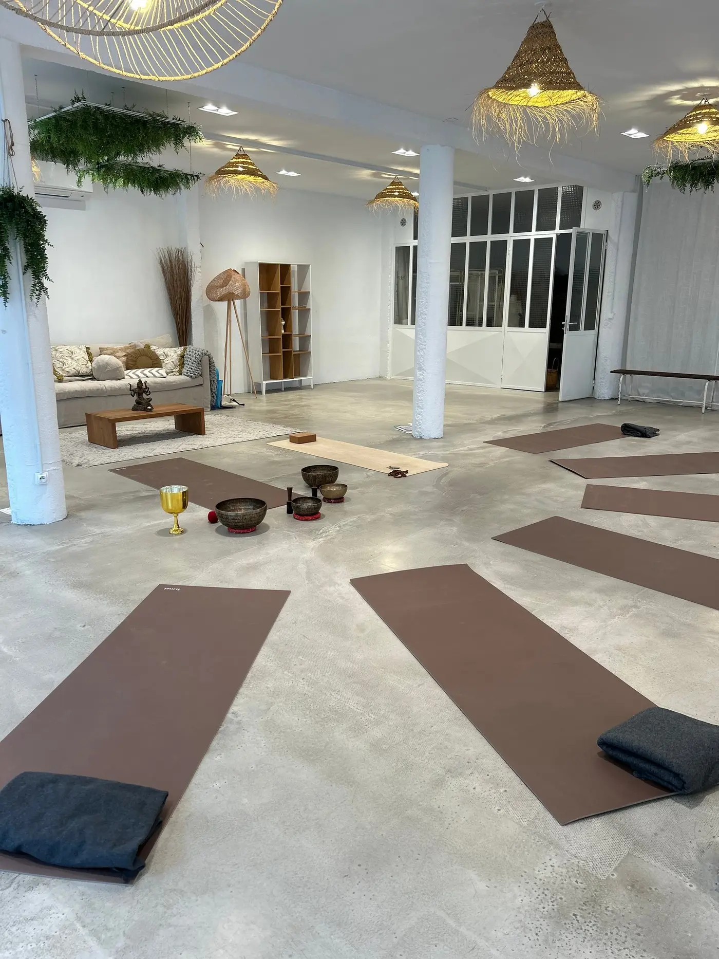 Tapis de yoga et bols chantants installés au sol du Kinfolk Studio à Tarnos avant le cours